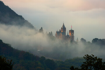Schloss Drachenburg im Siebengebirge bei Herbstnebel