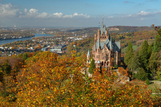 Schloss Drachenburg im Siebengebirge im Herbst