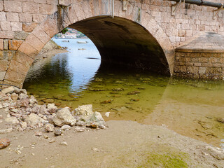 Paisaje de San Vicente de la Barquera con el reflejo del puente en el agua, en Cantabria, España, en el verano de 2020.
