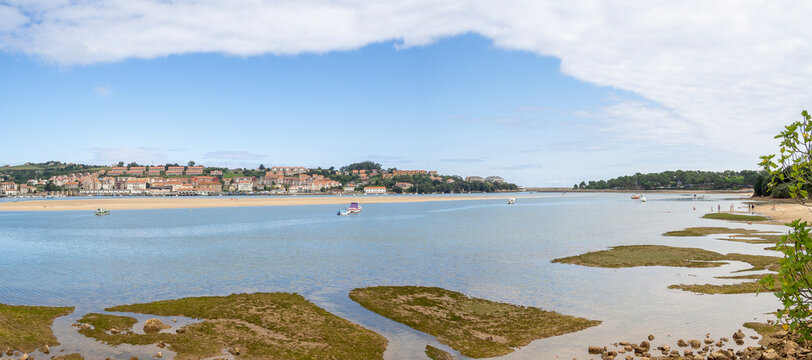 Paisaje de San Vicente de la Barquera con islotes de arena en medio del agua, en Cantabria, Espa&ntilde;a, en el verano de 2020.