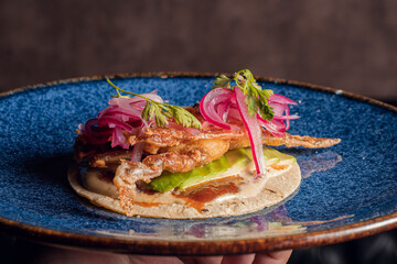Taco de jaiba desnuda del pacífico con aguacate y cebolla morada, seafood platillo Mexicano de mar 