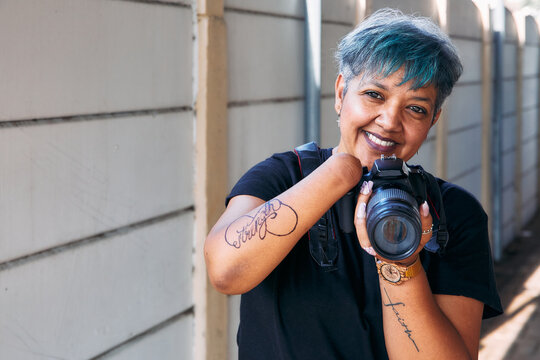 single-handed woman holding a camera
