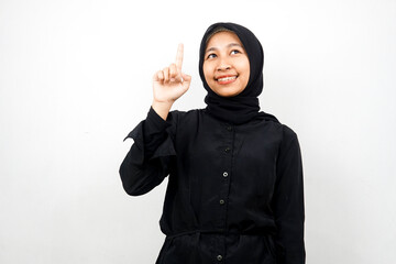 Beautiful young asian muslim woman smiling confident, enthusiastic and cheerful with hands pointing up, getting ideas, coming up with solutions, presenting something, isolated, advertising concept