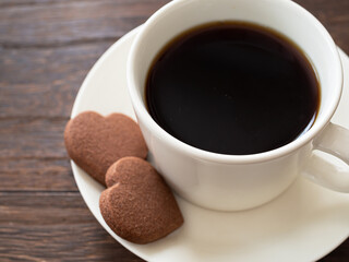 カフェラテとハート型のちょこ