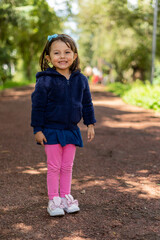 Fototapeta premium niña posado para foto feliz en parque al aire libre