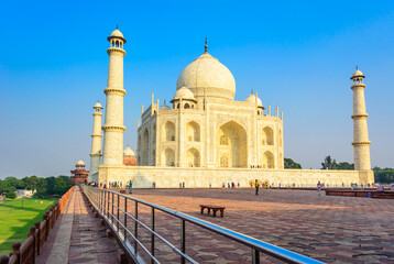 The Taj Mahal is an ivory-white marble mausoleum on the bank of the Yamuna river in the city of Agra, Uttar Pradesh.
