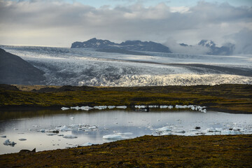 The immense Fjalls&aacute;rl&oacute;n glacier tumbles down the ice cap towards its glacial lagoon and icebergs. Vatnaj&ouml;kull National Park, South Iceland