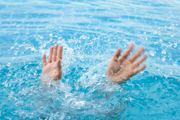 The man's hand drowned, he lifted his hand and asked for help from drowning at the swimming pool