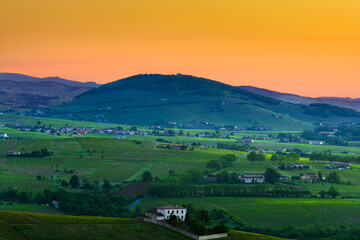 Fototapeta premium Brouilly hill and vineyards at sunrise