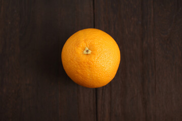 木製テーブルに置かれたオレンジ
