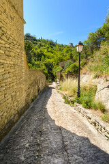 Dans les ruelles du village de Gordes, Luberon, France