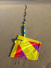 Bunter Lenkdrachen liegt am Sandstrand der Nordseeinsel Borkum