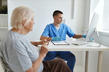 Obraz premium patient talking to doctor health care