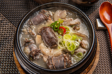 신선한 재료로 만든 순대가 들어간 맛있는 순대국