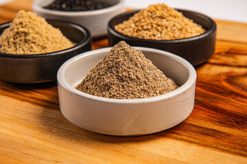 완성된 요리 위에 올리기 위해 사용하는 한국 전통 가루