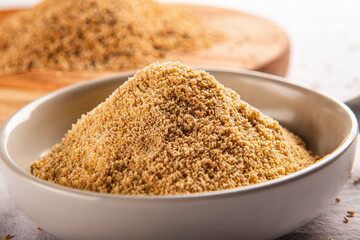 완성된 요리 위에 올리기 위해 사용하는 한국 전통 가루