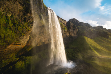 Fototapeta na wymiar La cascade de Seljalandsfoss dans le sud de l'Islande pendant l'automne.