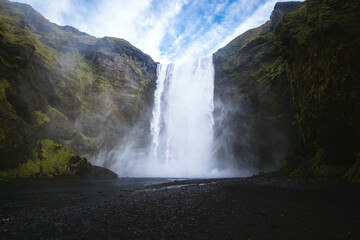 Magnifique cascade de Skogafoss en Islande à l'automne 2021.