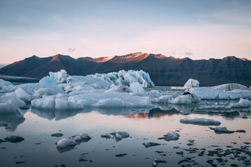 Les icebergs de Jokulsarlon avec vue sur les montagnes islandaises