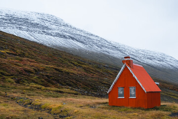 Cabane rouge typique de l'Islande dans les montagnes