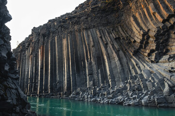 Les falaises en basalt de Studlagil, Islande.