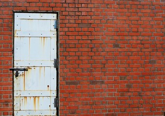 錆びたドアとレンガの壁