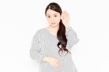 耳を傾けて噂話を聞くカジュアルな服装の女性