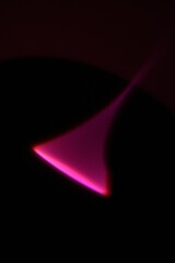 Cono de luz color fuccia en velocidad y desenfoque forma una ilustraciòn abstracta en el espacio...