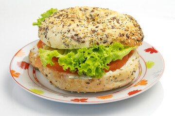 sandwich au saumon, fromage et légumes