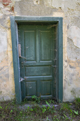 alte grüne defekte Holztür