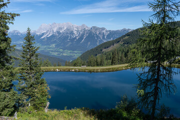 Spiegelung im Bergsee - Dachsteinmassiv