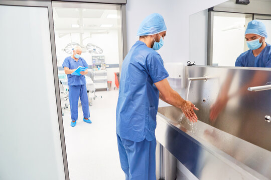 Pflegekraft vor der Operation beim H&auml;ndewaschen