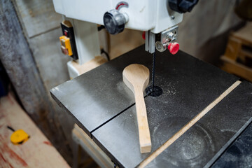 I sawed a belt machine for woodworking. Installation for sawing boards. Equipment in the carpentry workshop.