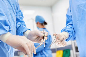 Chirurgen halten verschiedene Instrumente vor der Operation