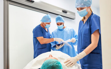 Krankenschwester kümmert sich um Patient vor OP