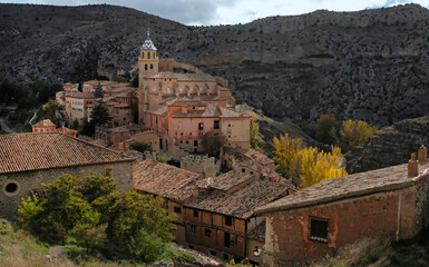 Fototapeta na wymiar View over the beautiful mountain village Albarracin in Spain