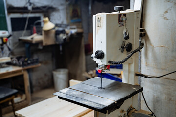 I sawed a belt machine for woodworking. Installation for sawing boards. Equipment in the carpentry workshop.