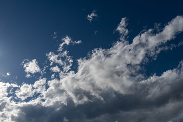 blauer Himmel - Hintergrund -Wolkengebilde