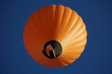 oranger Heißluftballon