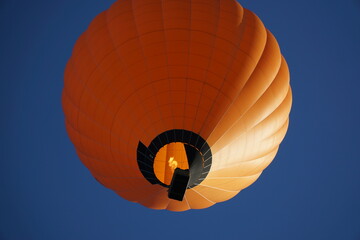 oranger Heißluftballon