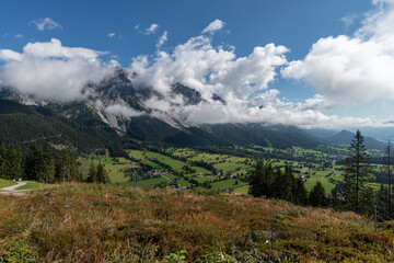 Fototapeta na wymiar Alpenpanorama / Talblick - Tal in Österreich