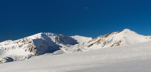 Obraz premium Sunny day in winter in a snowy mountain, spanish Pyrenees, Spain