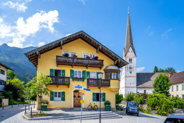 Alte Pfarrkirche Sankt Martin, Garmisch-Partenkirchen, Bayern, Deutschland  - obrazy, fototapety, plakaty