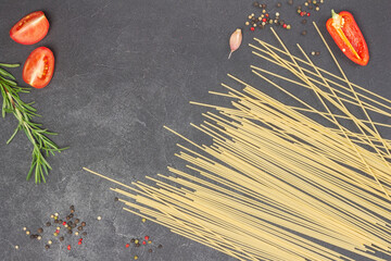 Spaghetti, chopped tomatoes and peppers. Allspice on table