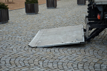 is a very robust medium-duty column lift with a long foldable platform, suitable for handling...