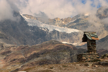Hochgebirgslandschaft im Dunst; Am Refugio Bignami unterhalb des Fellaria Gletschers (Bernina-Alpen)