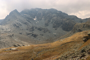 Imposanter Gipfel im Dunst; Sasso Moro (Bernina-Alpen, 3108m) von Nordosten