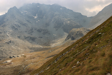 Schroffe Hochgebirgslandschaft in den Bernina-Alpen; Blick von Nordosten auf den Sasso Moro (3108m)