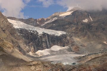 Imposante Hochgebirgslandschaft am Fellaria Gletscher in den Bernina-Alpen