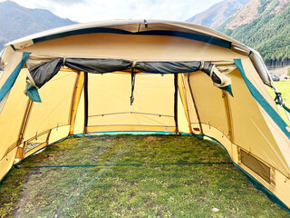 芝生の上に置いた大型ドームテント